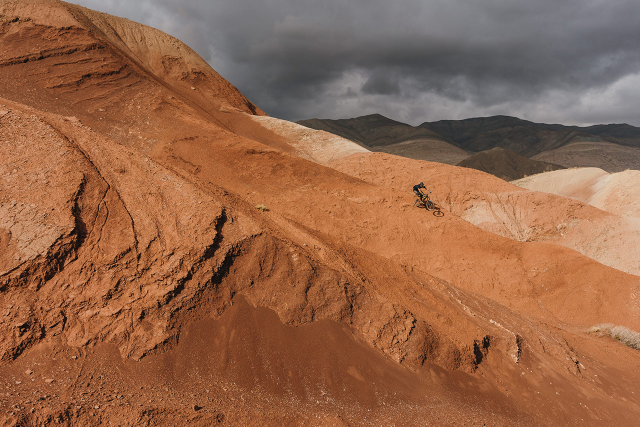 biking-iran-tom-gaisbacher-sam-strauss-03